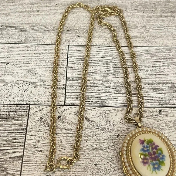 Vintage VTG Avon Floral Faux Pearl Locket Pendant Necklace 22” Long - Picture 5 of 13